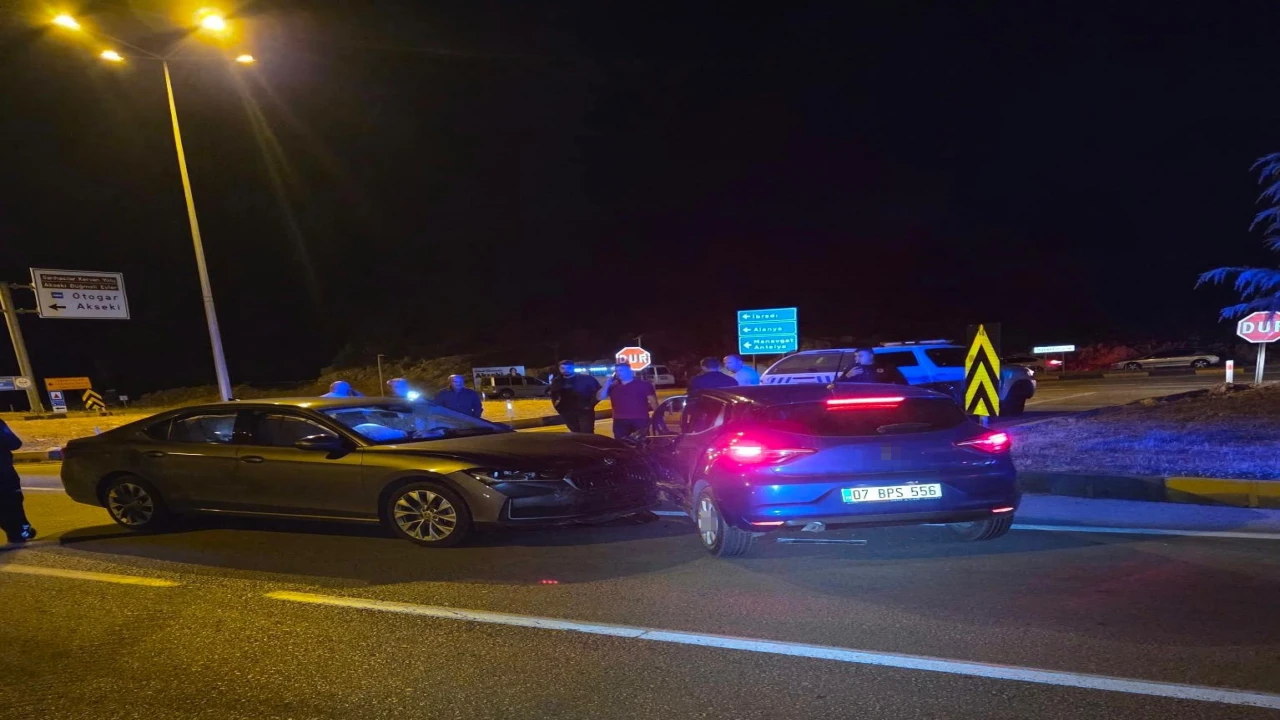 Antalyada trafik kazası: 2si Norveç vatandaşı 3 yaralı