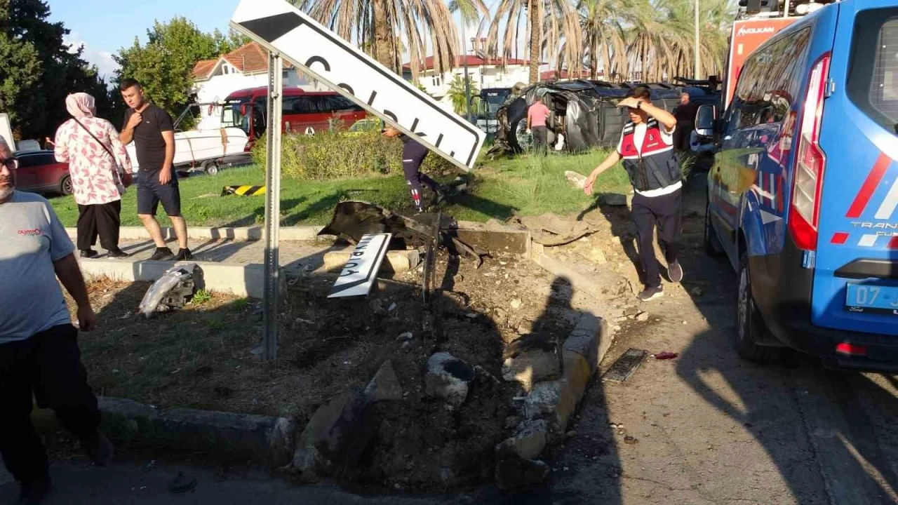 Antalyada tur minibüsü, kamyonet ve otomobille çarpıştı: 15 yaralı