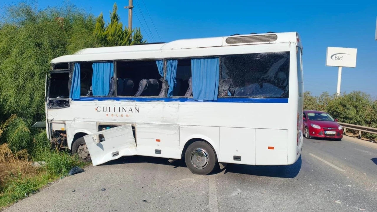Antalyada tur otobüsü ile servis minibüsü çarpıştı: 6 yaralı
