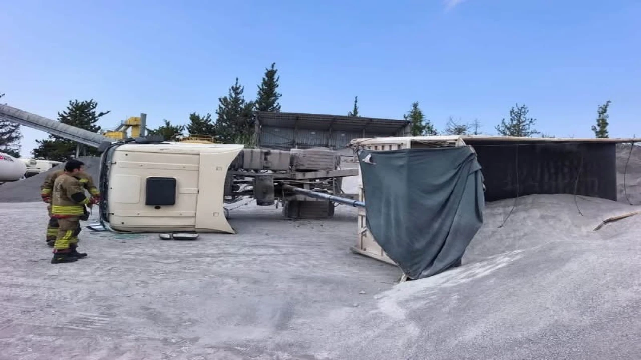 Arsuzda devrilen kamyonun sürücüsü yaralandı