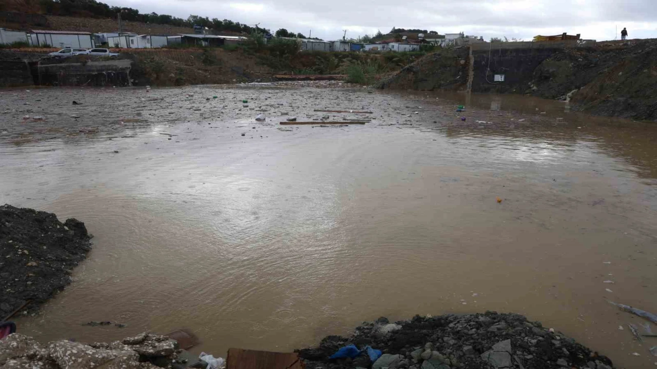 Aşırı yağışla birlikte derelerin debisi artarken, göle dönen yollar sürücüleri zorladı