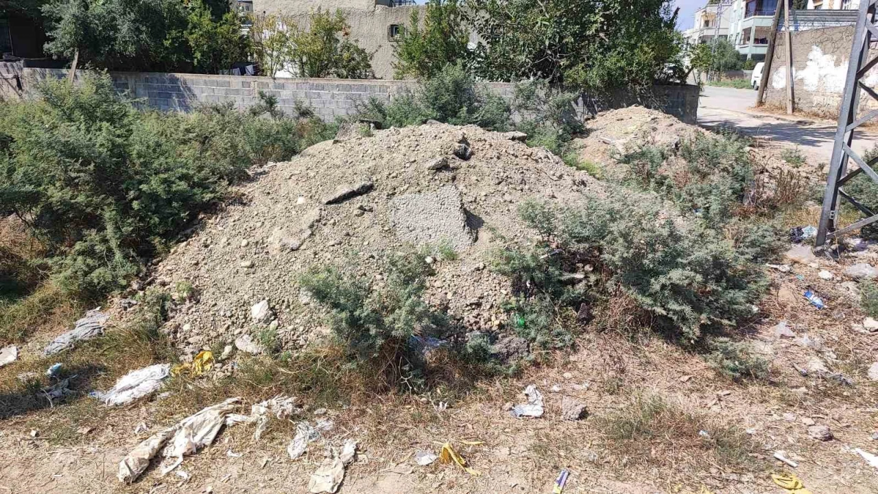 ASKİnin altyapı çalışması sonrası bıraktığı asfalt atıkları aylardır kaldırılmadı
