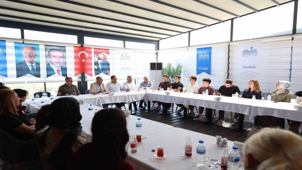 Başkan İbrahim Naci Yapar, YKSde dereceye giren öğrencilerle bir araya geldi