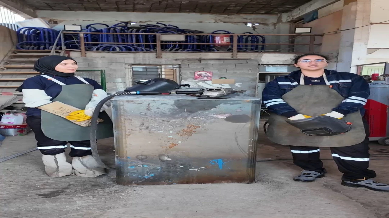 Başkanın ‘kaynak yapabilir misiniz sorusuyla başlayan süreçle birlikte 2 genç kadın belediyede kaynakçı oldu