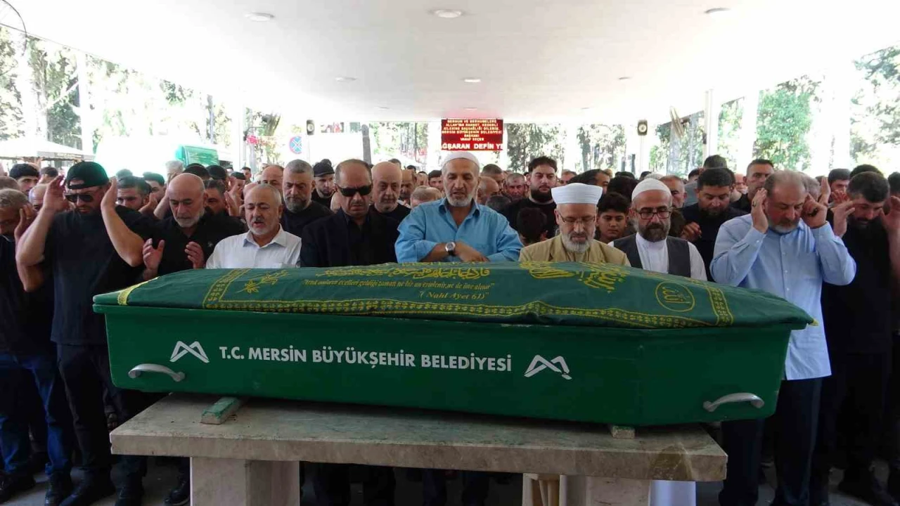 Belçikada polis tarafından vurulduğu öne sürülen 4 çocuk babası Mersinde defnedildi