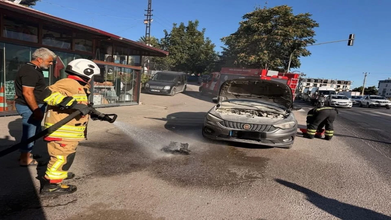 Belende otomobilin motorundan alev yükseldi
