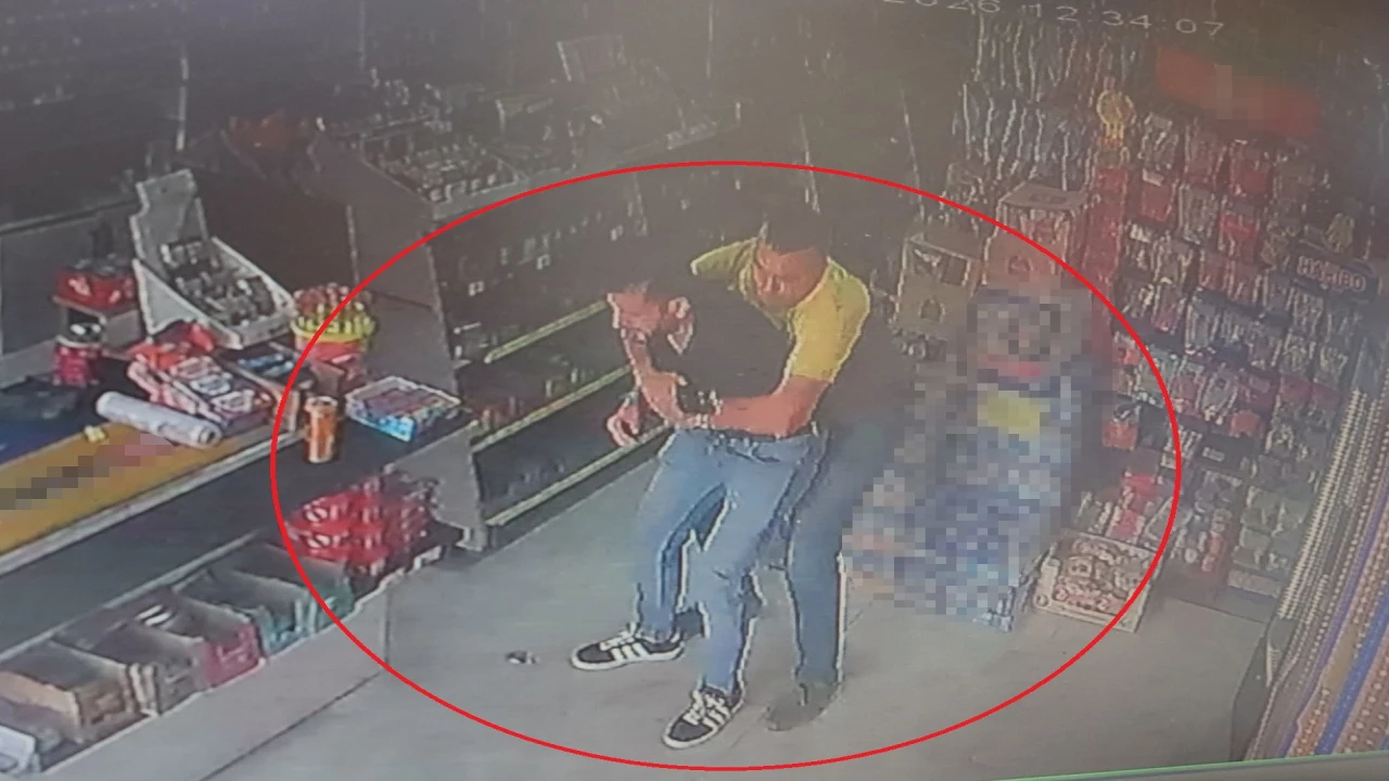 Boğazına şeker kaçan adamın ölümle burun buruna geldiği ve Heimlich manevrasıyla hayata tutunduğu anlar kamerada