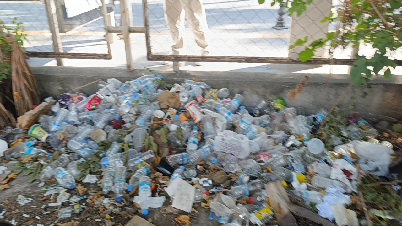 Boş araziyi çöp yuvasına döndürdüler