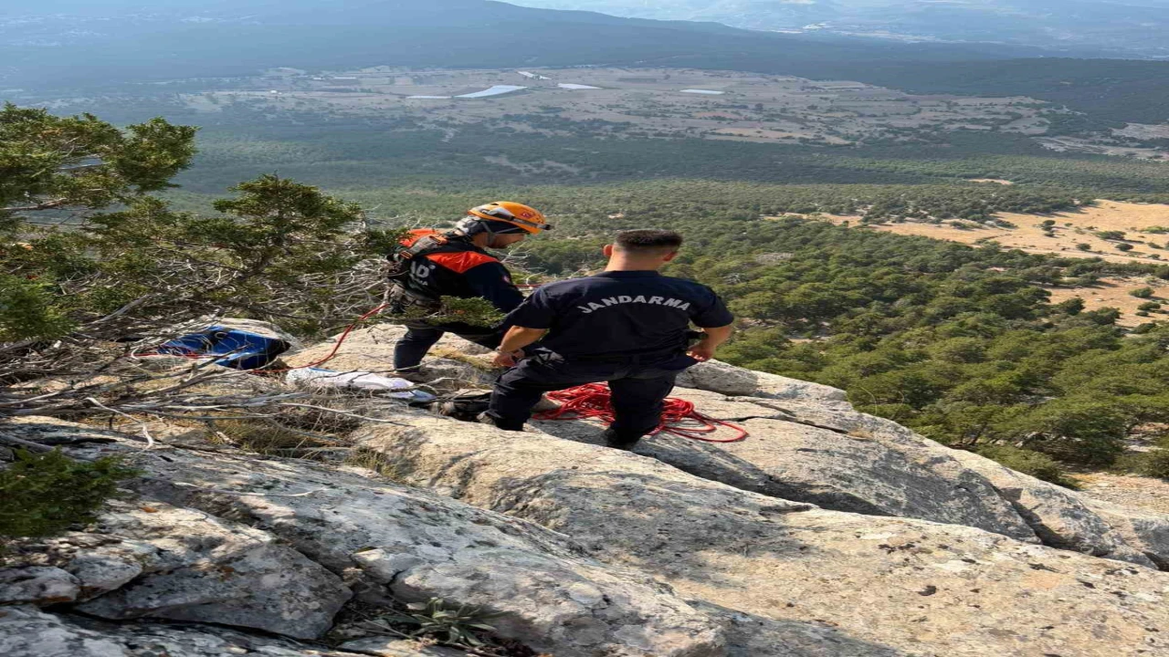 Burdurda 3 gündür sarp arazide mahsur kalan 6 küçükbaş hayvan ekipler tarafından kurtarıldı