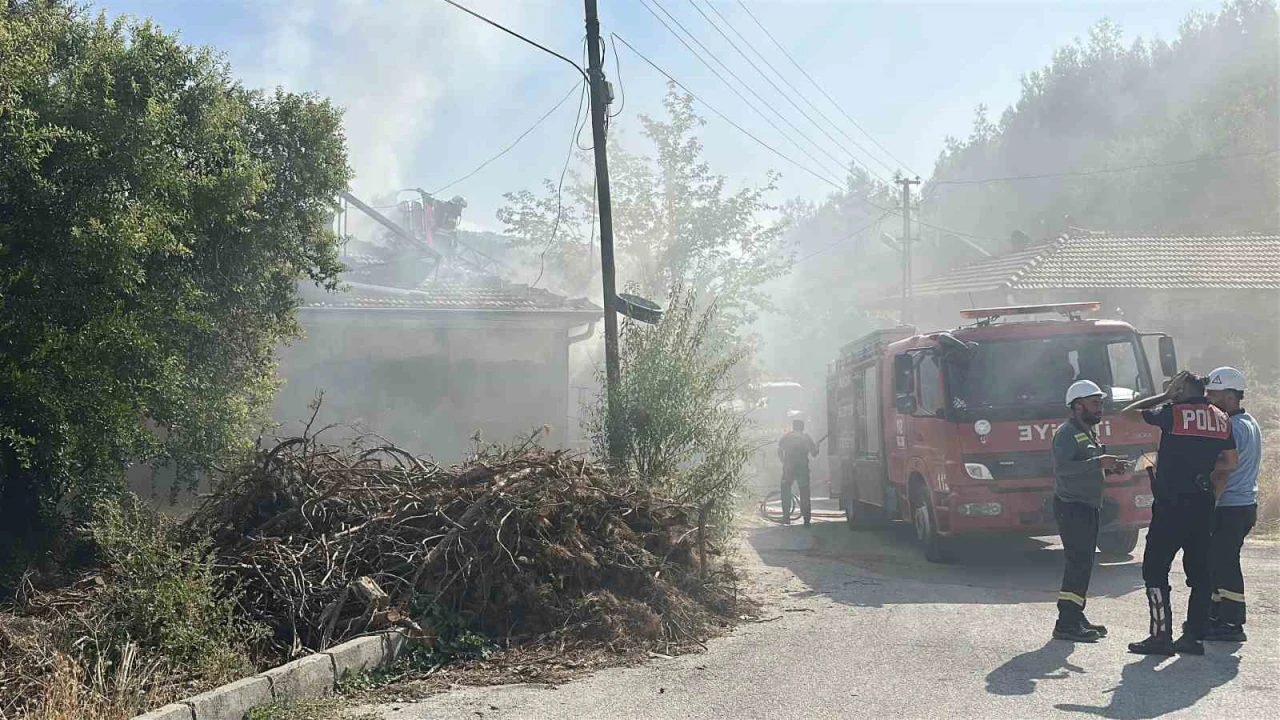 Burdurda ev yangını: Dumanlar mahalleliyi tedirgin etti