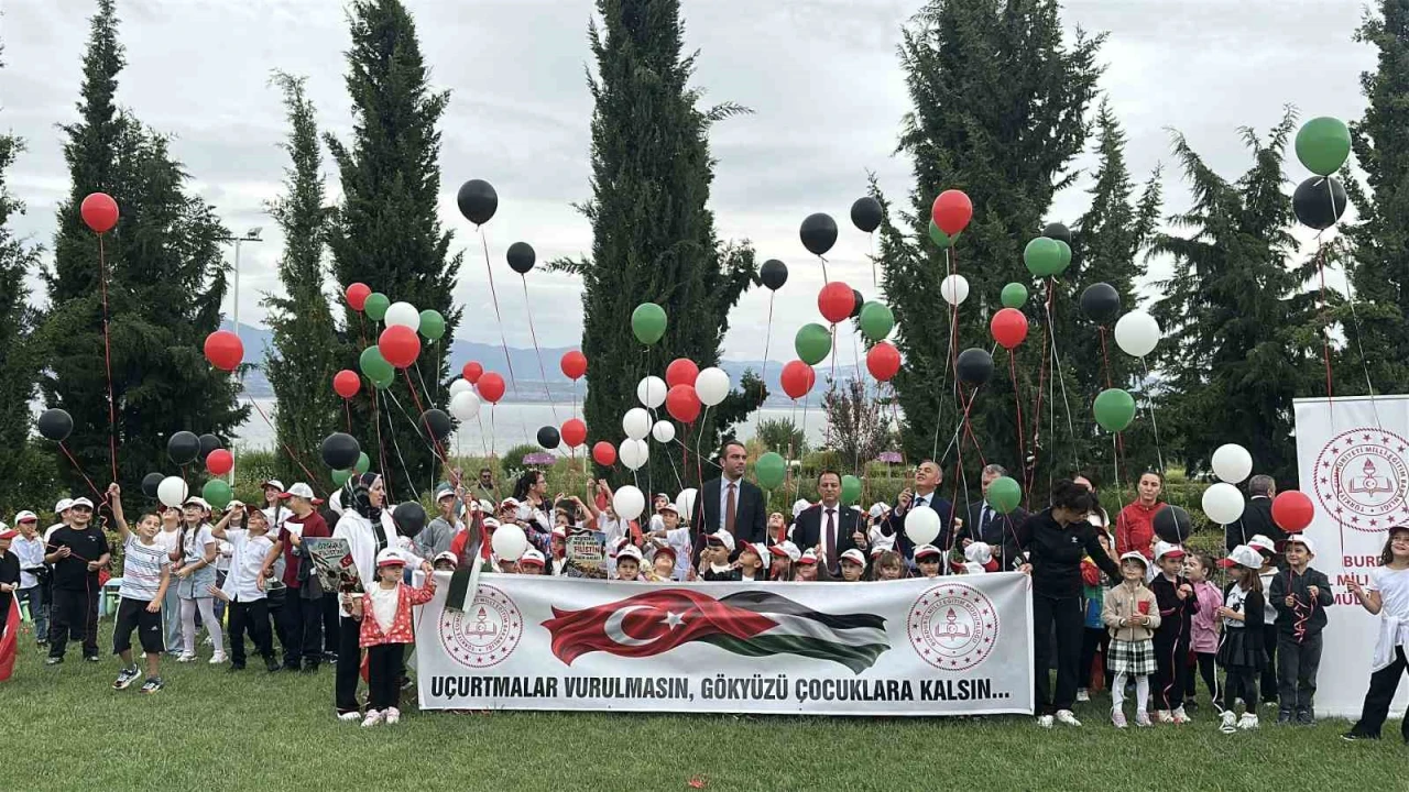 Burdurda Gazzeli çocuklar için uçurtmalar ve balonlar gökyüzüne bırakıldı
