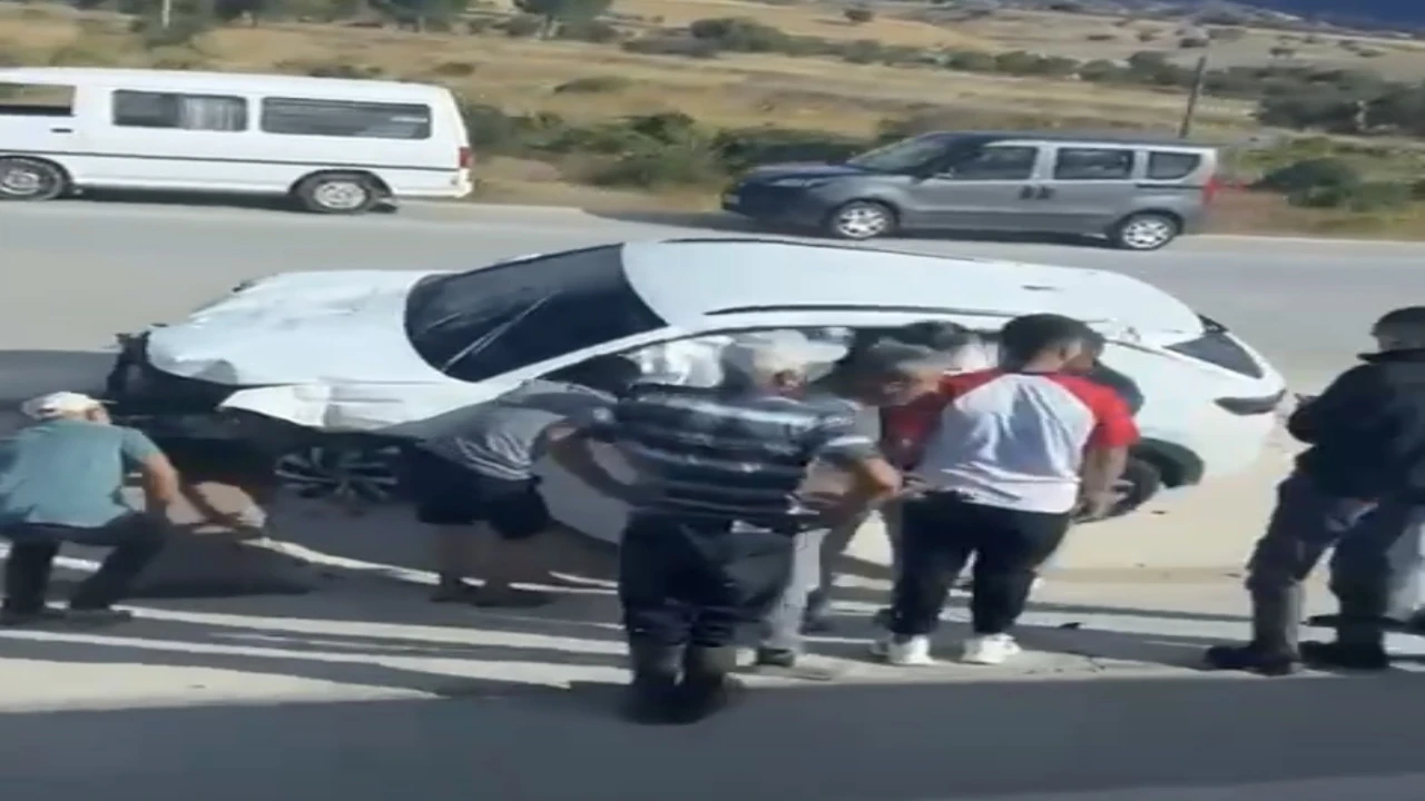 Burdurda refüjdeki trafik levhalarına çarpan sürücü yaralandı
