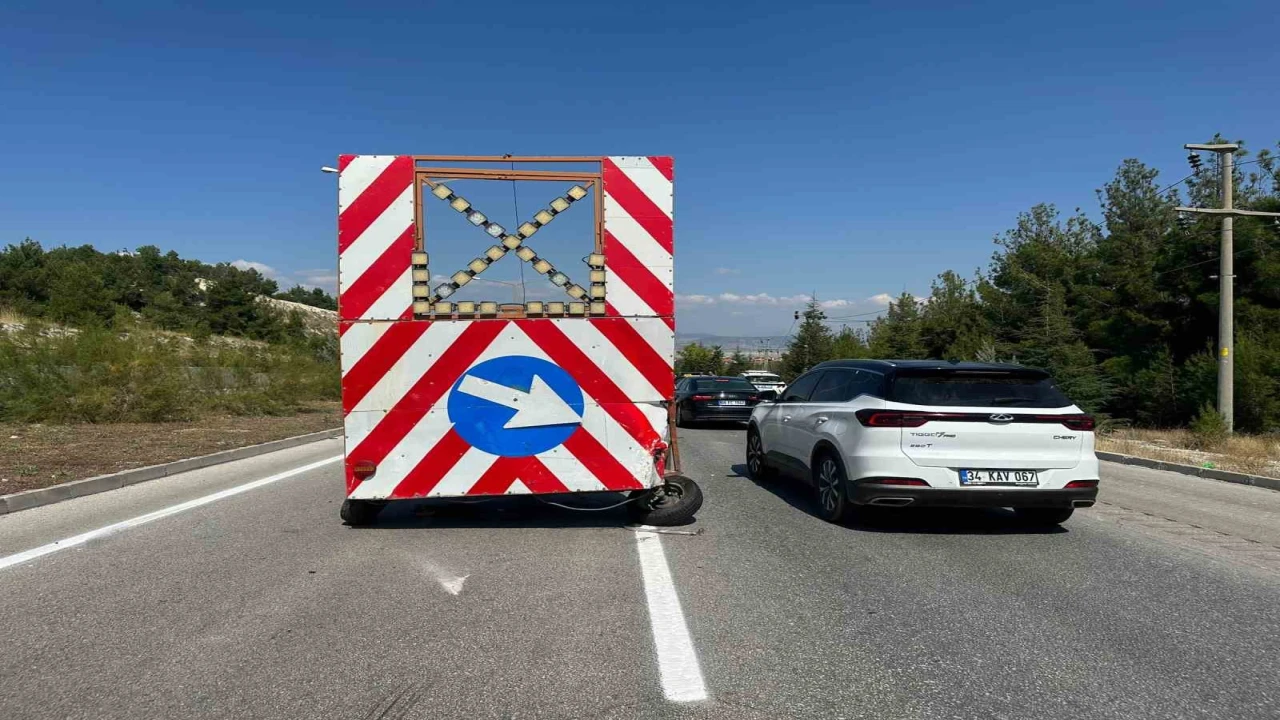 Burdurda ticari taksi trafik yönlendirme römorkuna çarptı: 1 yaralı