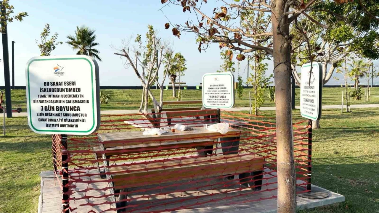 Çevre kirliliğine dikkat çekmek için vatandaşın bıraktığı pislik ‘sanat eseri olarak sergilenmeye başladı