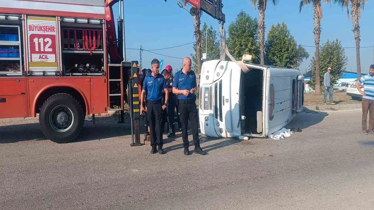 Ceyhanda minibüs ile otomobil çarpıştı: 1 ölü, 3 yaralı