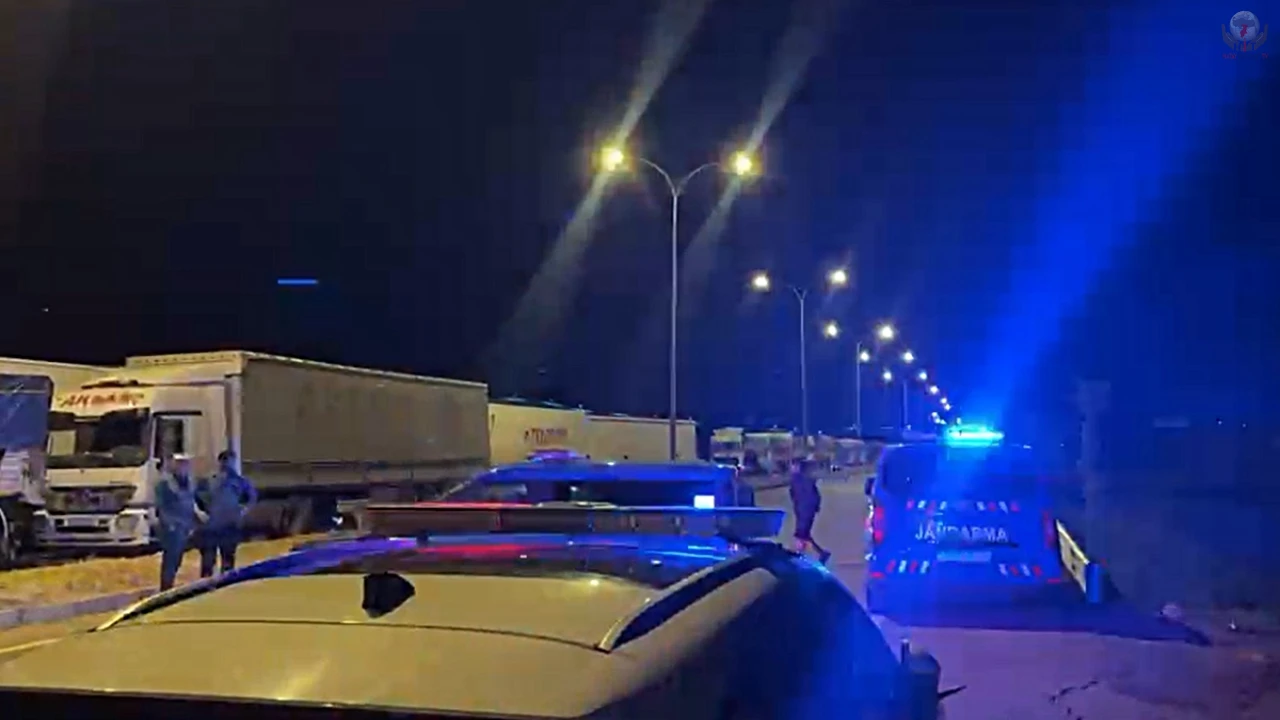CİLVEGÖZÜ SINIR KAPISI’NDA TIR ŞOFÖRLERİ ARASINDA KAVGA: 3 YARALI