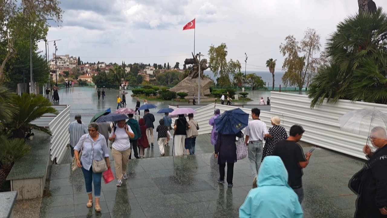 Cumhuriyet Meydanında şemsiyeler açıldı, turistler yağmura rağmen gezilerini sürdürdü