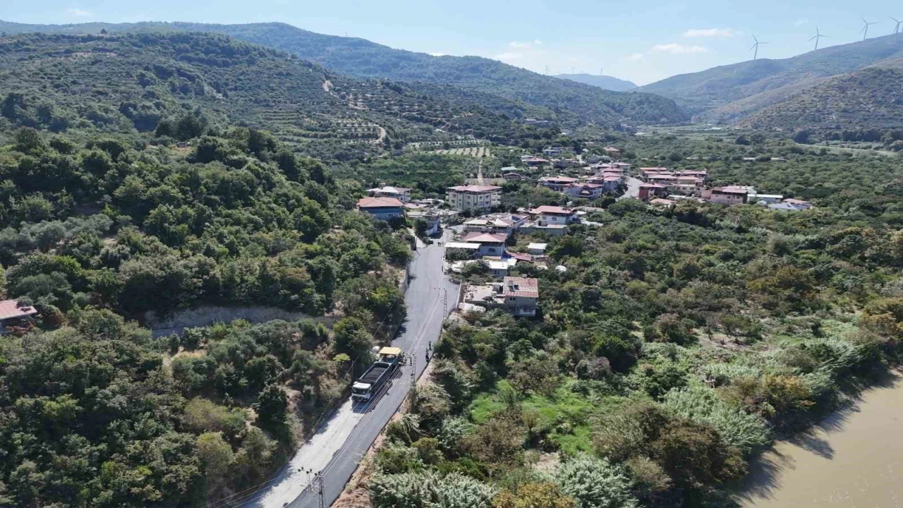 Defnede 8 mahalleyi birbirine bağlayan 11 kilometrelik yolda asfalt çalışması başladı