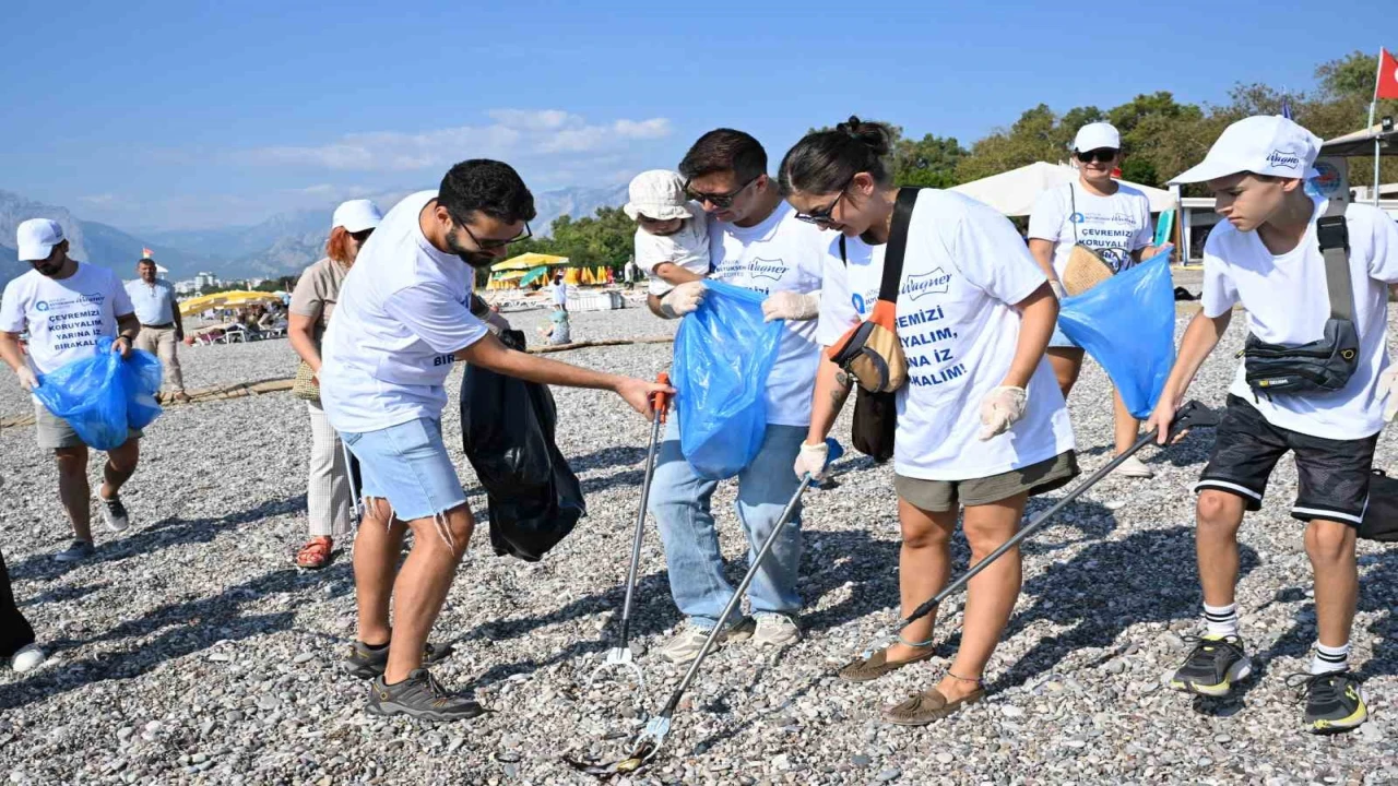 Dünya Kıyı Temizliği Gününde dünyaca ünlü sahilde temizlik