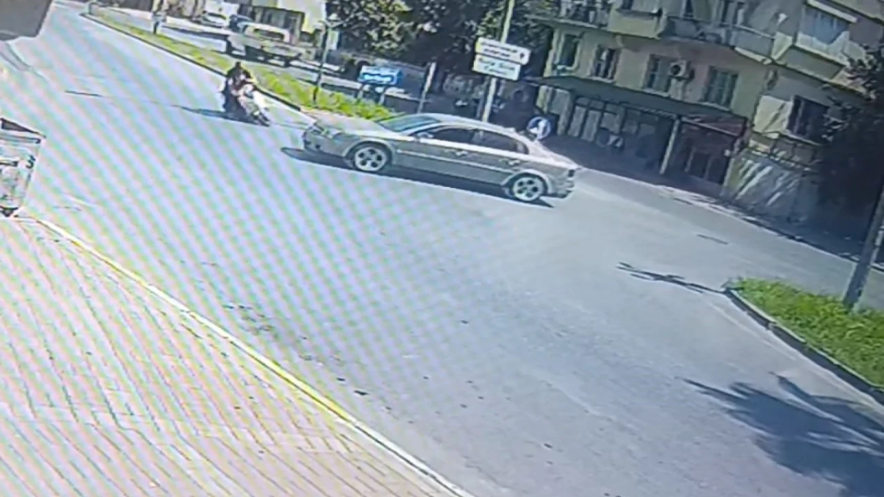 DUR levhasına uymayan otomobile çarpmamak için fren yaptı sürüklenen motosikletteki baba-oğul yaralandı
