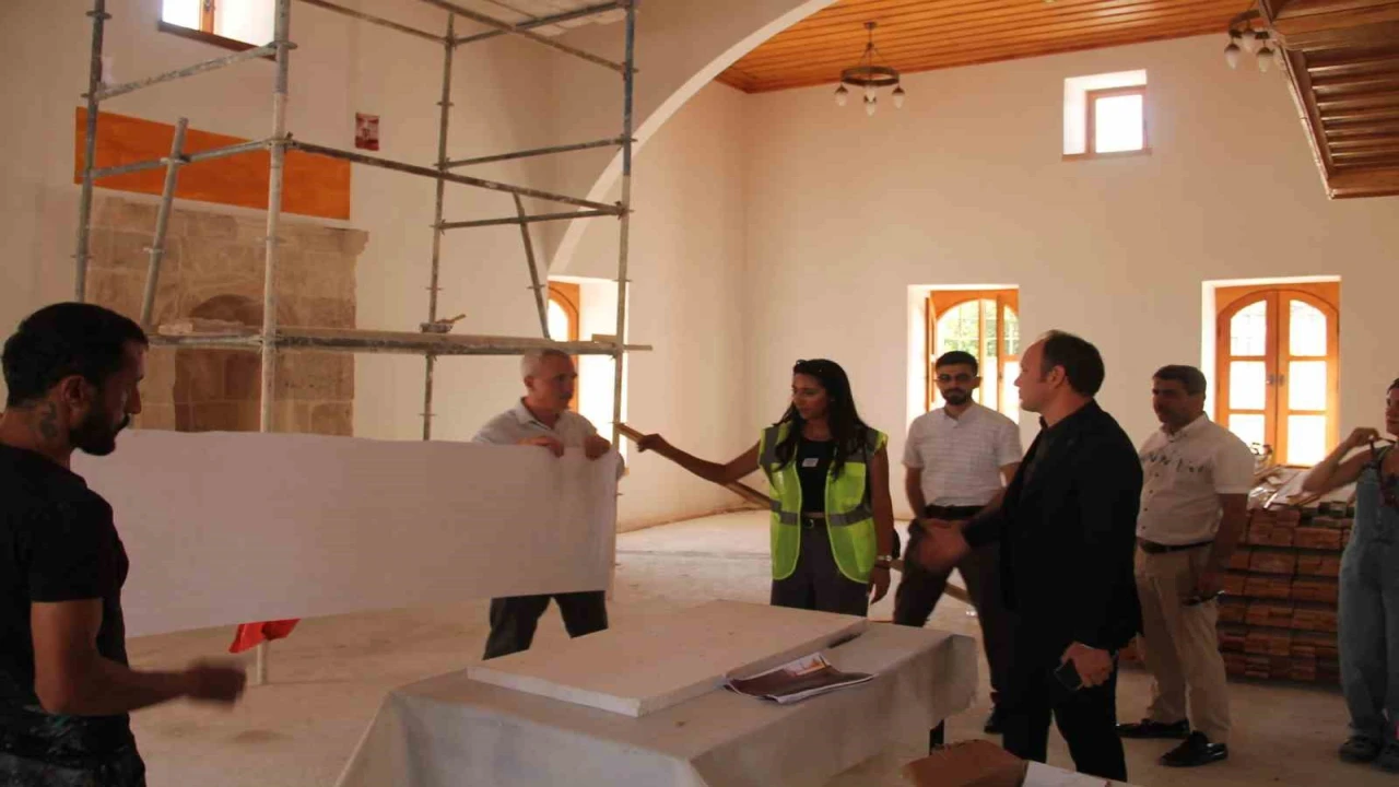 Erzinde Mustafalı Camisinin restorasyon çalışmaları sürüyor