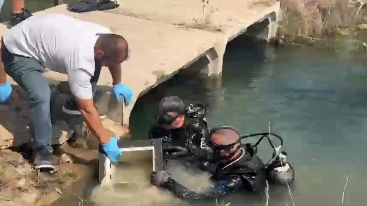 Evden çaldıkları çelik kasaları dereye attılar, altınları motosiklet koltuğuna sakladılar