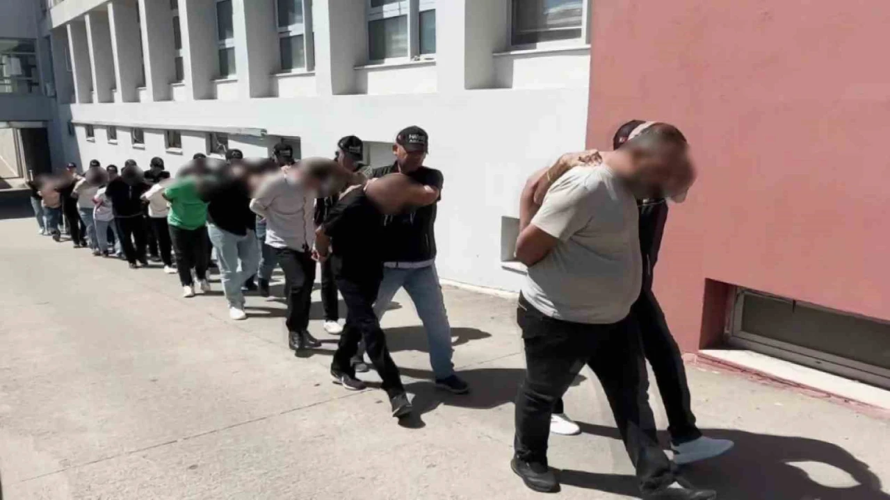 Evlerinden uyuşturucular ve silahlar çıktı: 9 şüpheli tutuklandı
