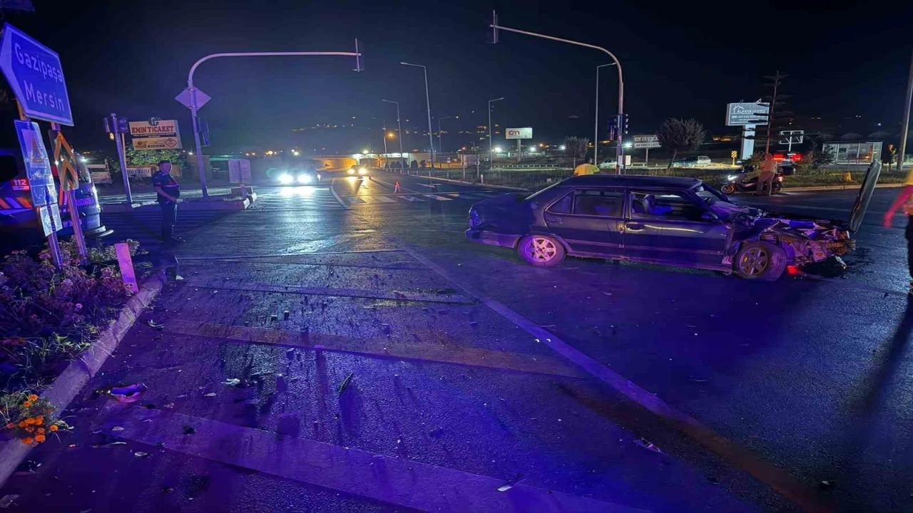 Gazipaşada alkollü sürücü kaza yaptı: 2 yaralı