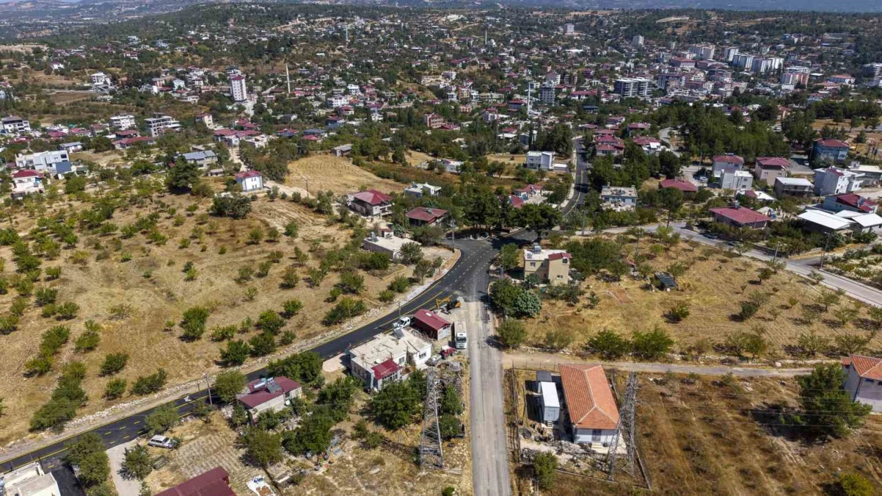 Gülnarda 3 mahalleyi birbirine bağlayan yol yenilendi