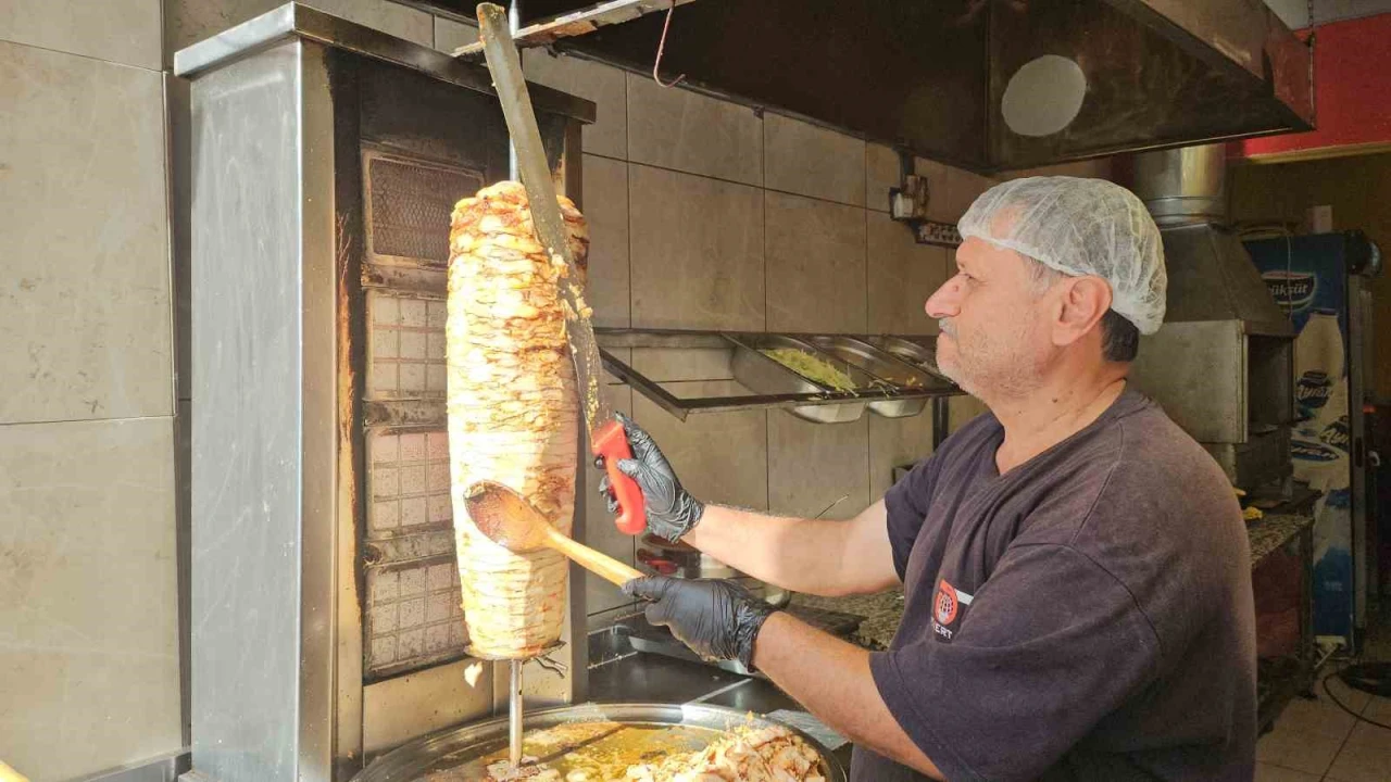 Hatayda genç girişimci 100 TLye döner satıp askıya yemek koyuyor