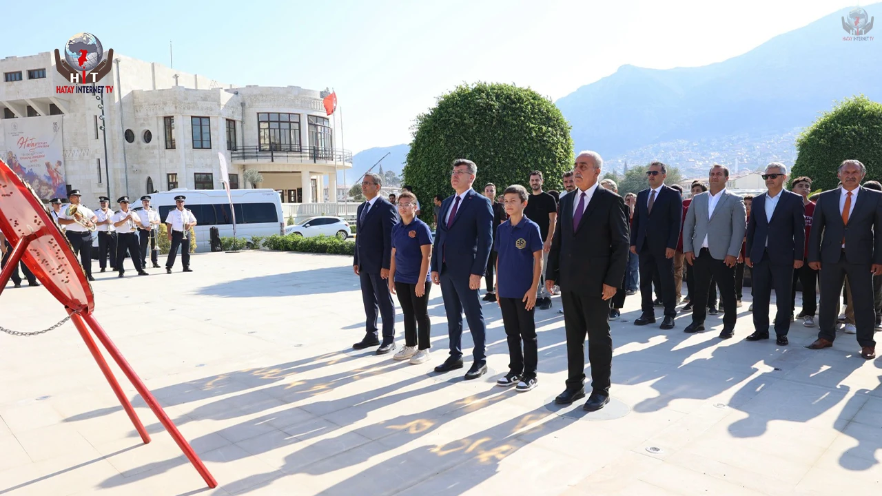 Hatay'da İlköğretim Haftası dolayısıyla Atatürk Anıtı’na çelenk sunuldu