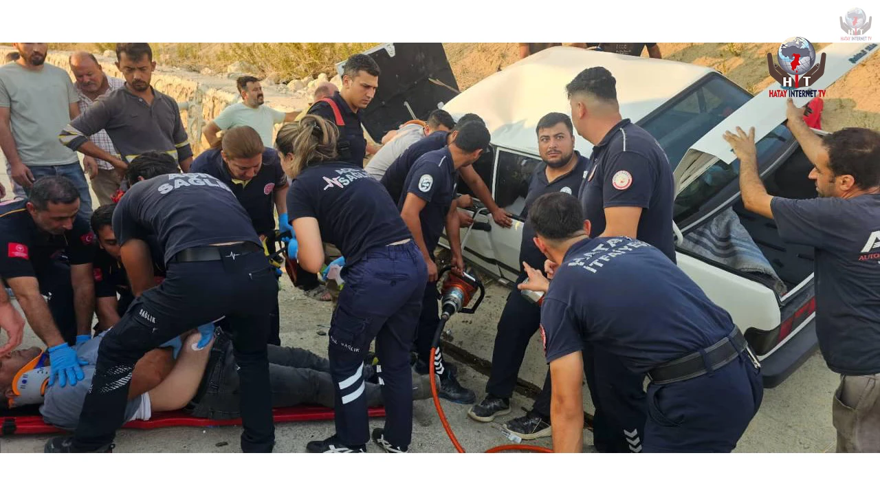 Hatay’da yaşanan kazada araç içinde sıkışan 2 kişiyi itfaiye kurtardı
