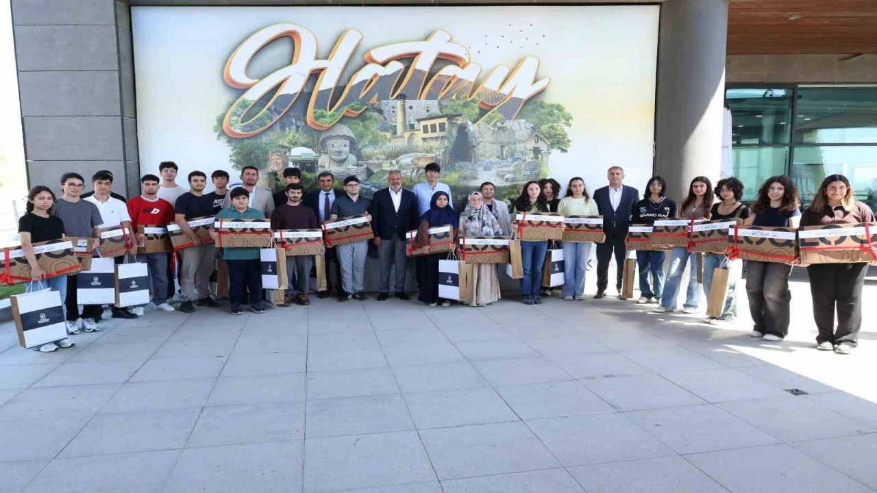 Hatayın başarılı gençleri ödüllerini Başkan Öntürkten aldı
