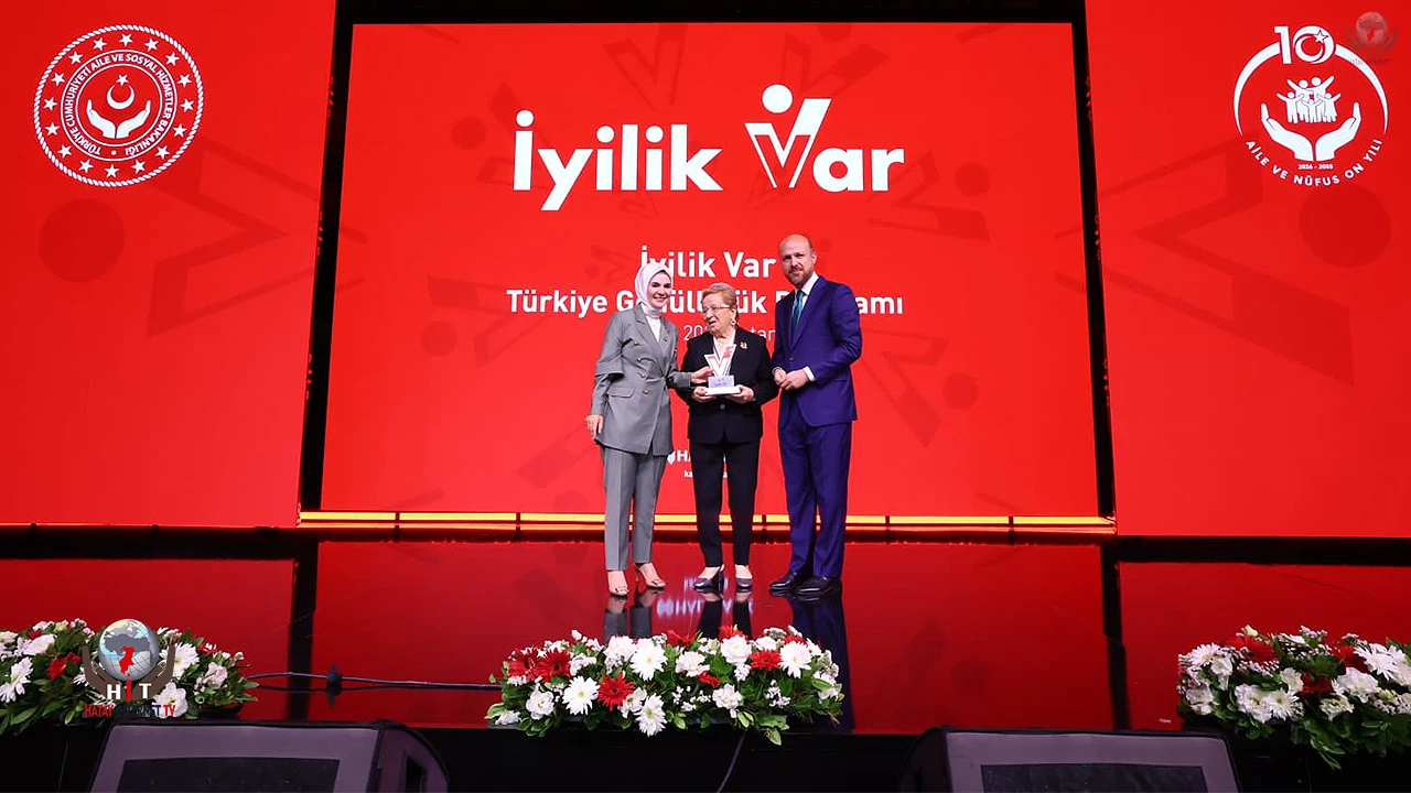 Hatay’ın Gül Anne’si İyilik Ödülünü İl Müdürü Yıldırım’a takdim etti