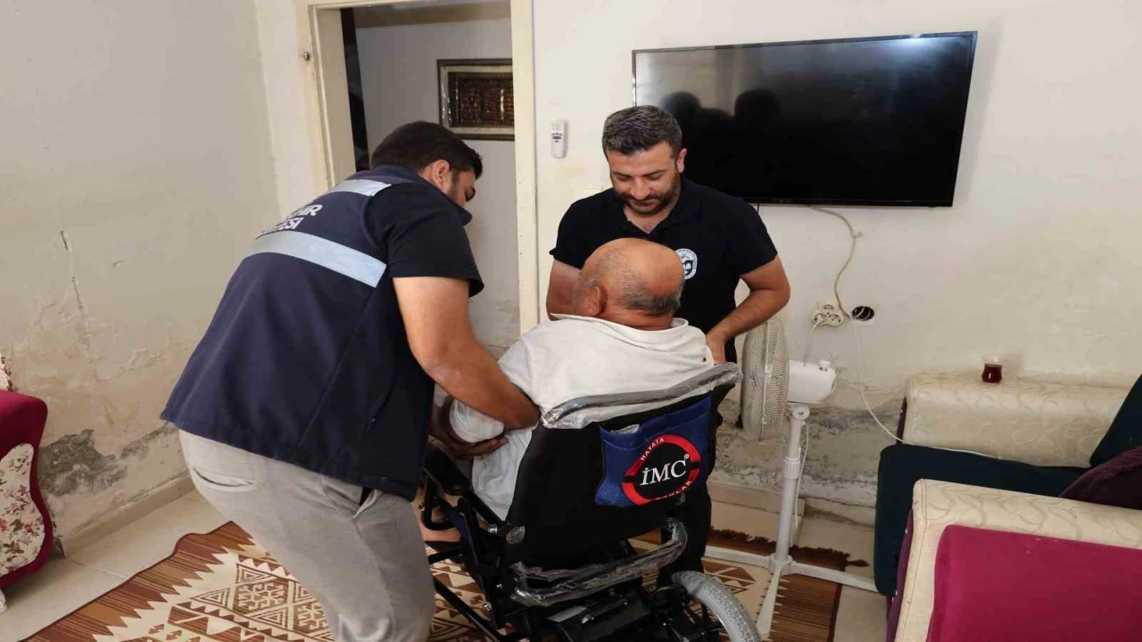 HBB den Reyhanlıda yaşayan engelli vatandaşa akülü tekerlekli sandalye desteği