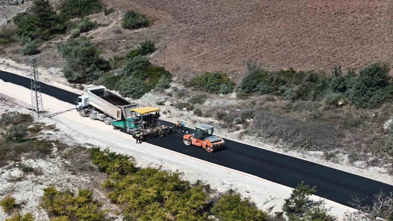 HBB, Yayladağında 3 mahalleyi birbirine bağlayan yolda beton asfalt çalışmasına başladı
