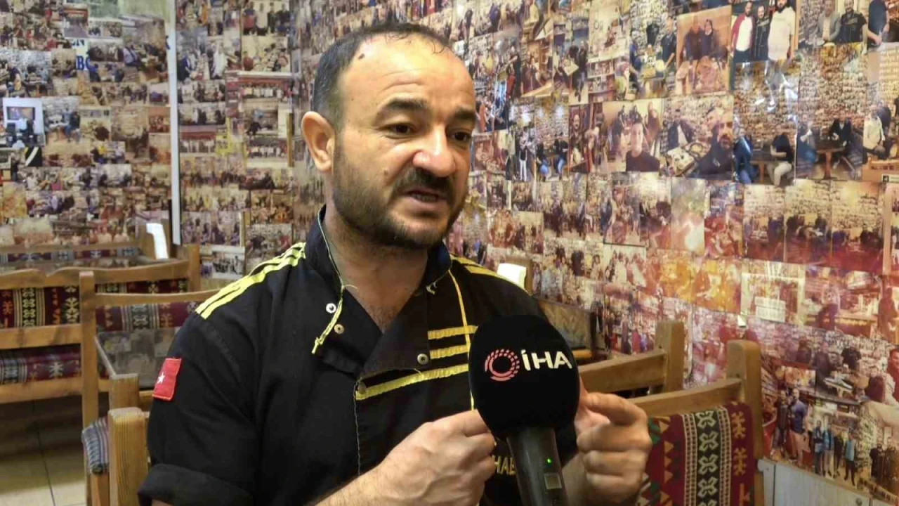 İp üzerine astığı 2 fotoğrafla başlayan hikayeyi müşterisinin sorusuyla sürdüren esnaf, iş yerinde yüzlerce müşterisinin fotoğrafını bulunduruyor