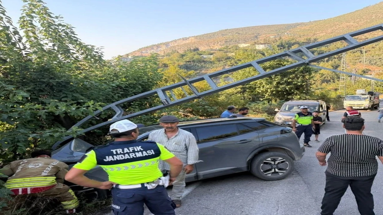 İskenderunda elektrik direğine çarpan otomobilin sürücüsü yaralandı
