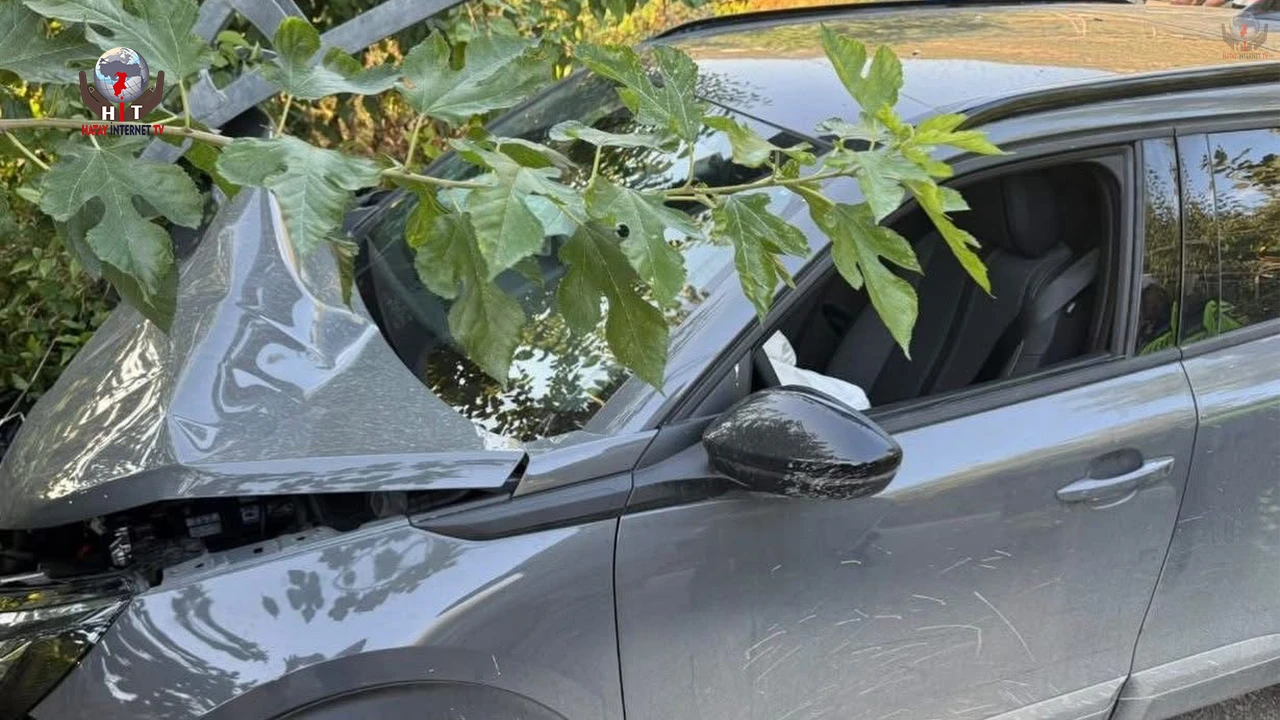 İskenderunda elektrik direğine çarpan otomobilin sürücüsü yaralandı
