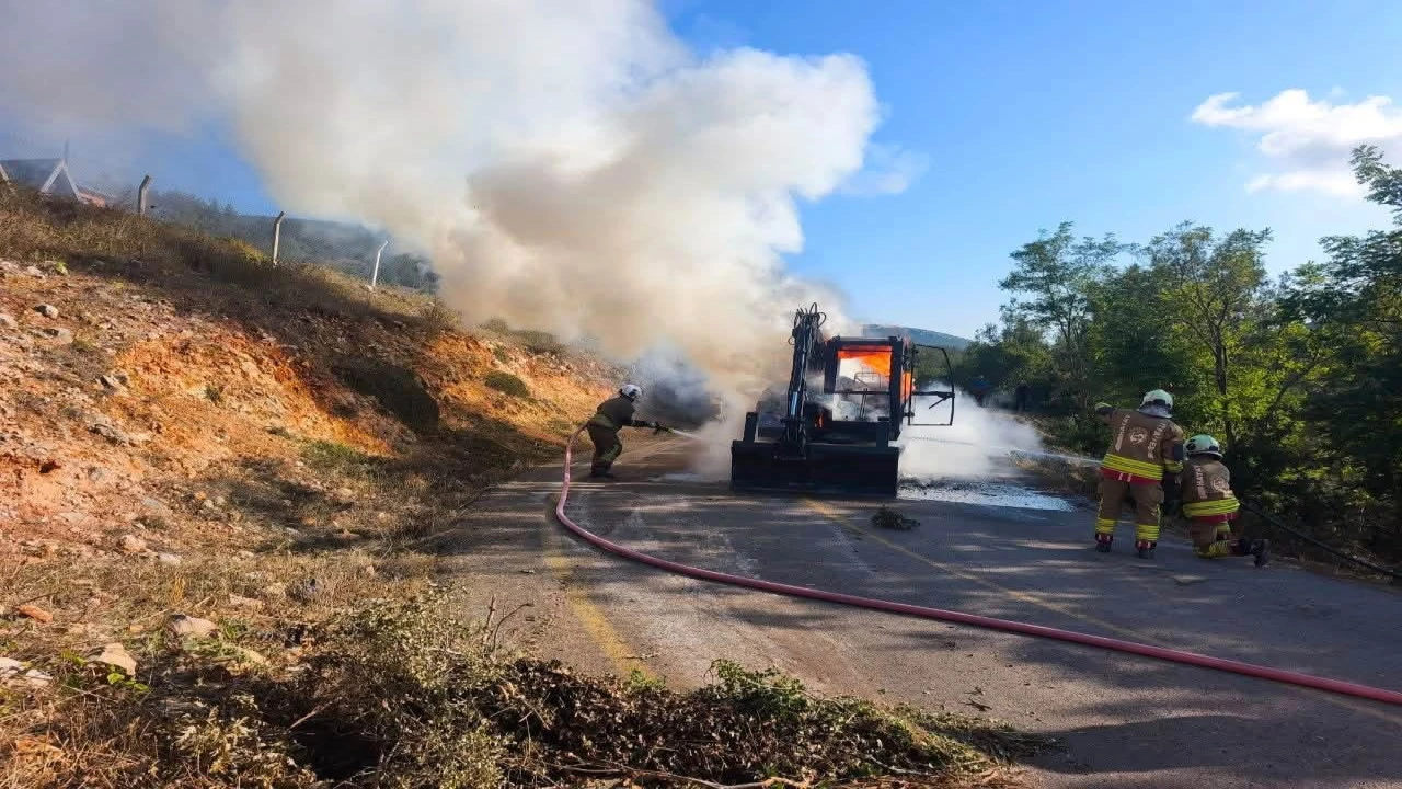 İskenderunda iş makinesi alevlere teslim oldu