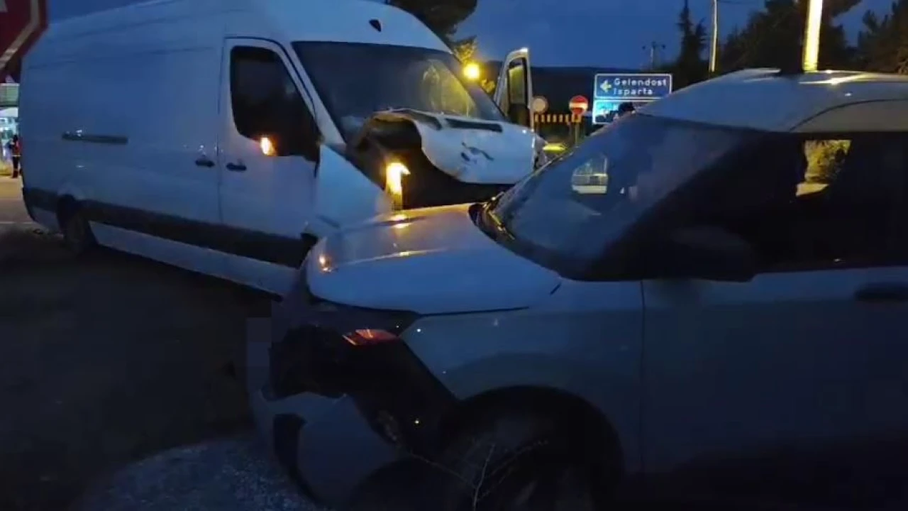 Ispartada iki araç çarpıştı: 1 yaralı