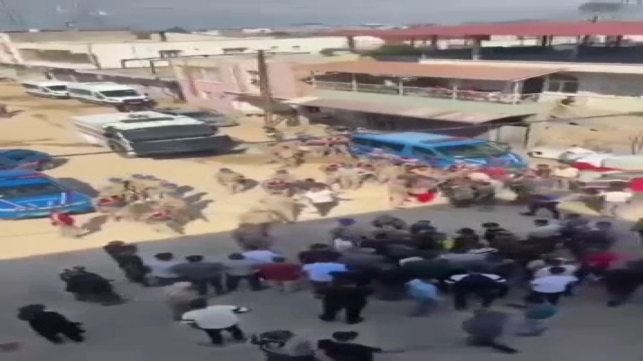 Kaçak elektriğe müdahaleye giden ekiplere karşı koyan şahıslar mahallenin yolunu kapattı