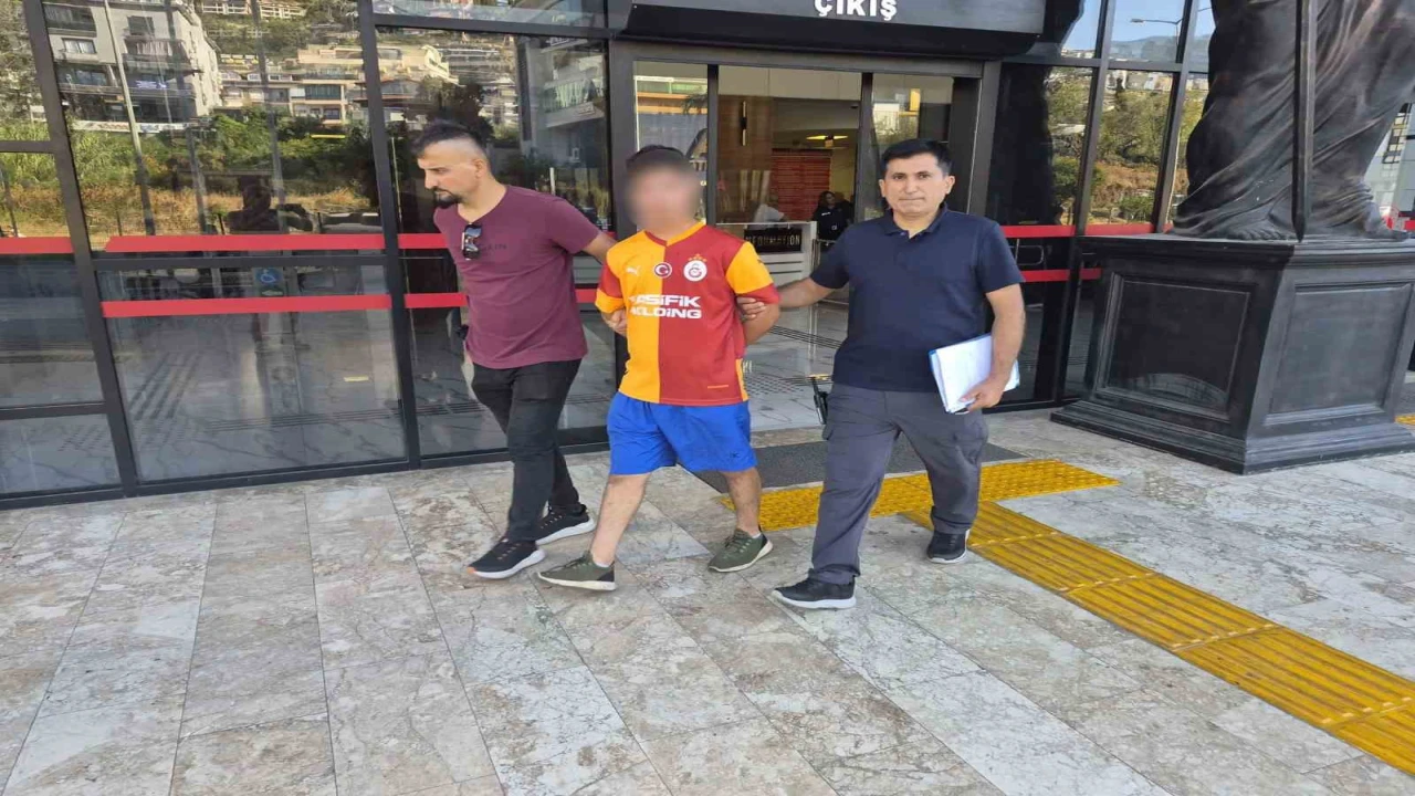 Kadın turisti bıçakla yaralama ve cinsel istismar iddiasıyla 17 yaşındaki çocuk tutuklandı