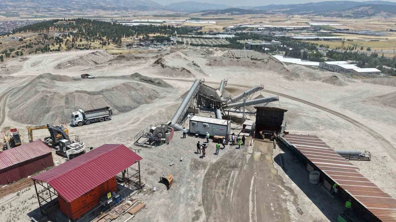 Kahramanmaraşta 200 bin metreküp enkaz ekonomiye kazandırıldı