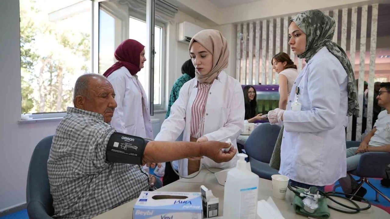 Kahramanmaraşta Aktif Yaşam Merkezi, Halk Sağlığı Haftasında sağlık üssü oldu