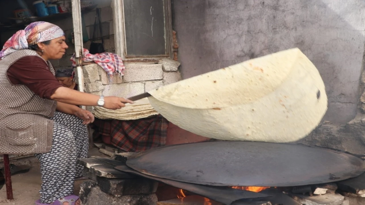 Kahramanmaraşta kadınların imece usulü yufka ekmek mesaisi