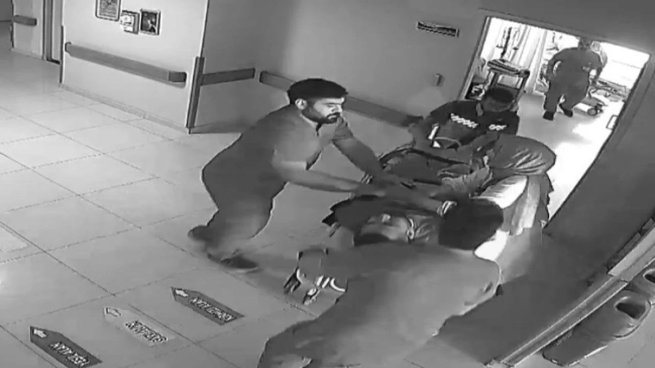 Kalbi iki kez duran hasta, kendisini hayata döndüren doktoruna çiçekle teşekkür etti