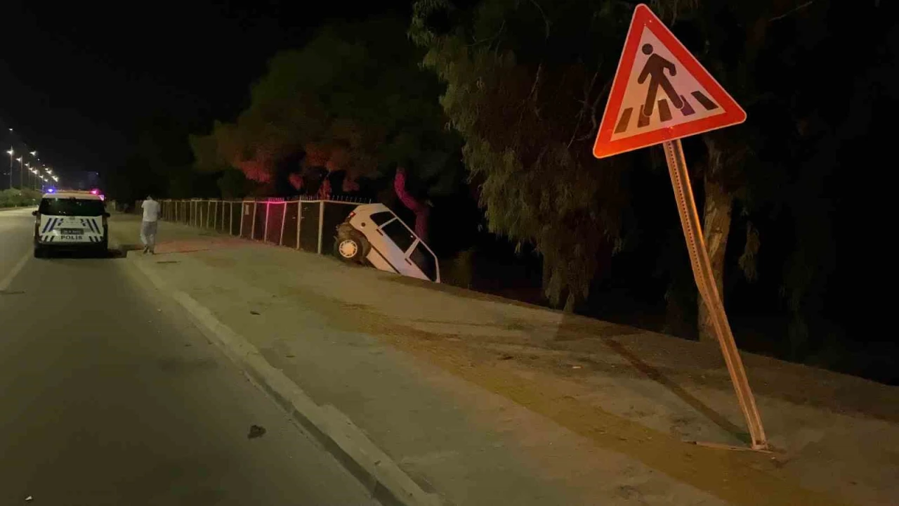 Kaza yapan otomobil asılı kaldı: 2 yaralı