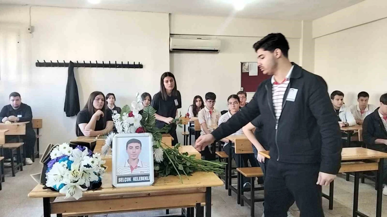 Kazada hayatını kaybeden Selçukun sırasına arkadaşları çiçek bıraktı