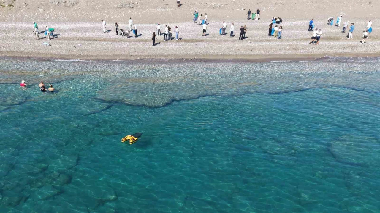 Kemerde deniz ve sahilde aynı anda temizlik